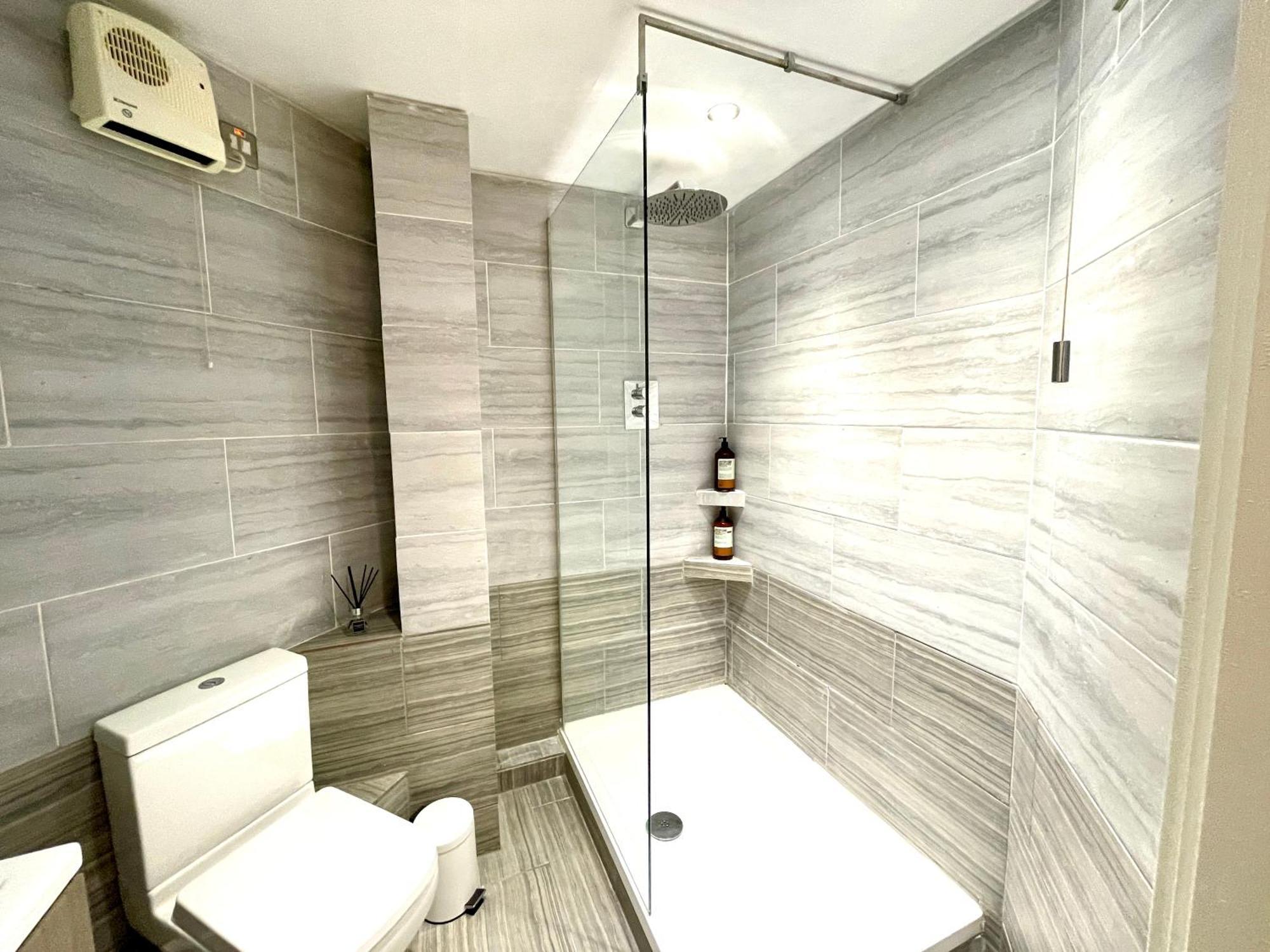 Rnm - Business Professionals Stay, Walsall City Centre, 2 Bedroom With Ensuite And Bathroom, Entire Place, Kitchen & Washroom With Amenities, Smart Tv, Easy Access, Fast Wifi, Parking Nearby, Great Transport Links Екстериор снимка