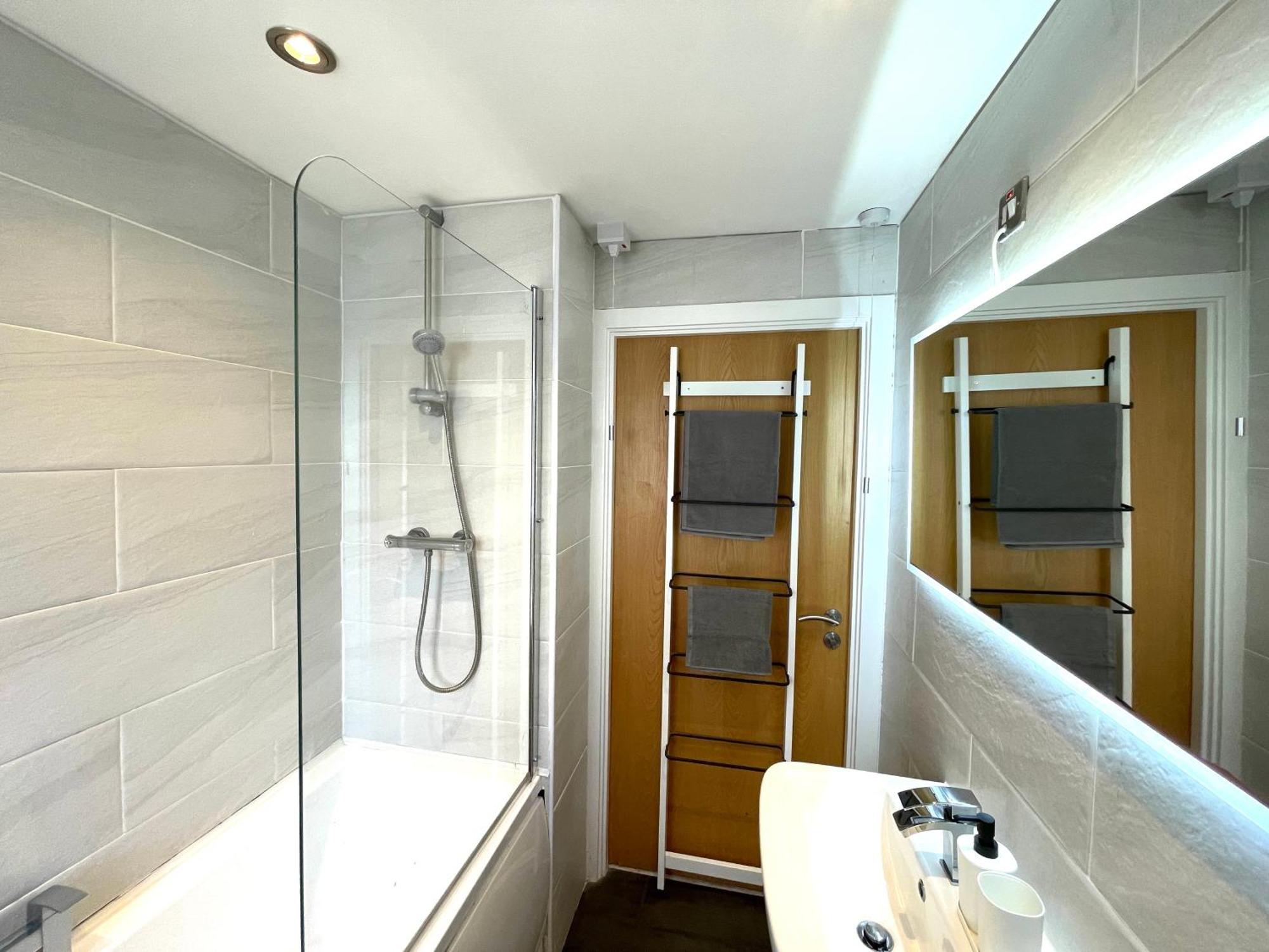 Rnm - Business Professionals Stay, Walsall City Centre, 2 Bedroom With Ensuite And Bathroom, Entire Place, Kitchen & Washroom With Amenities, Smart Tv, Easy Access, Fast Wifi, Parking Nearby, Great Transport Links Екстериор снимка