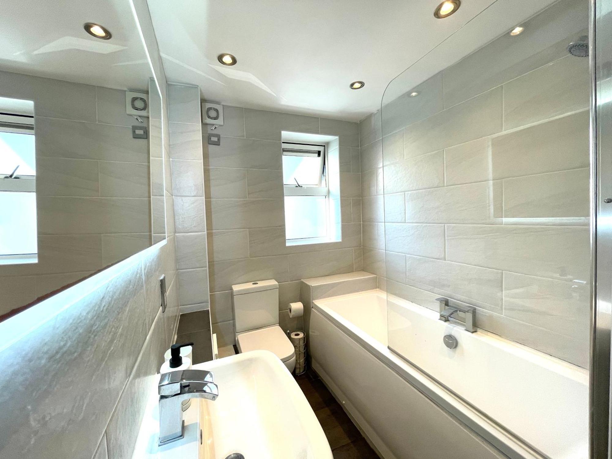 Rnm - Business Professionals Stay, Walsall City Centre, 2 Bedroom With Ensuite And Bathroom, Entire Place, Kitchen & Washroom With Amenities, Smart Tv, Easy Access, Fast Wifi, Parking Nearby, Great Transport Links Екстериор снимка