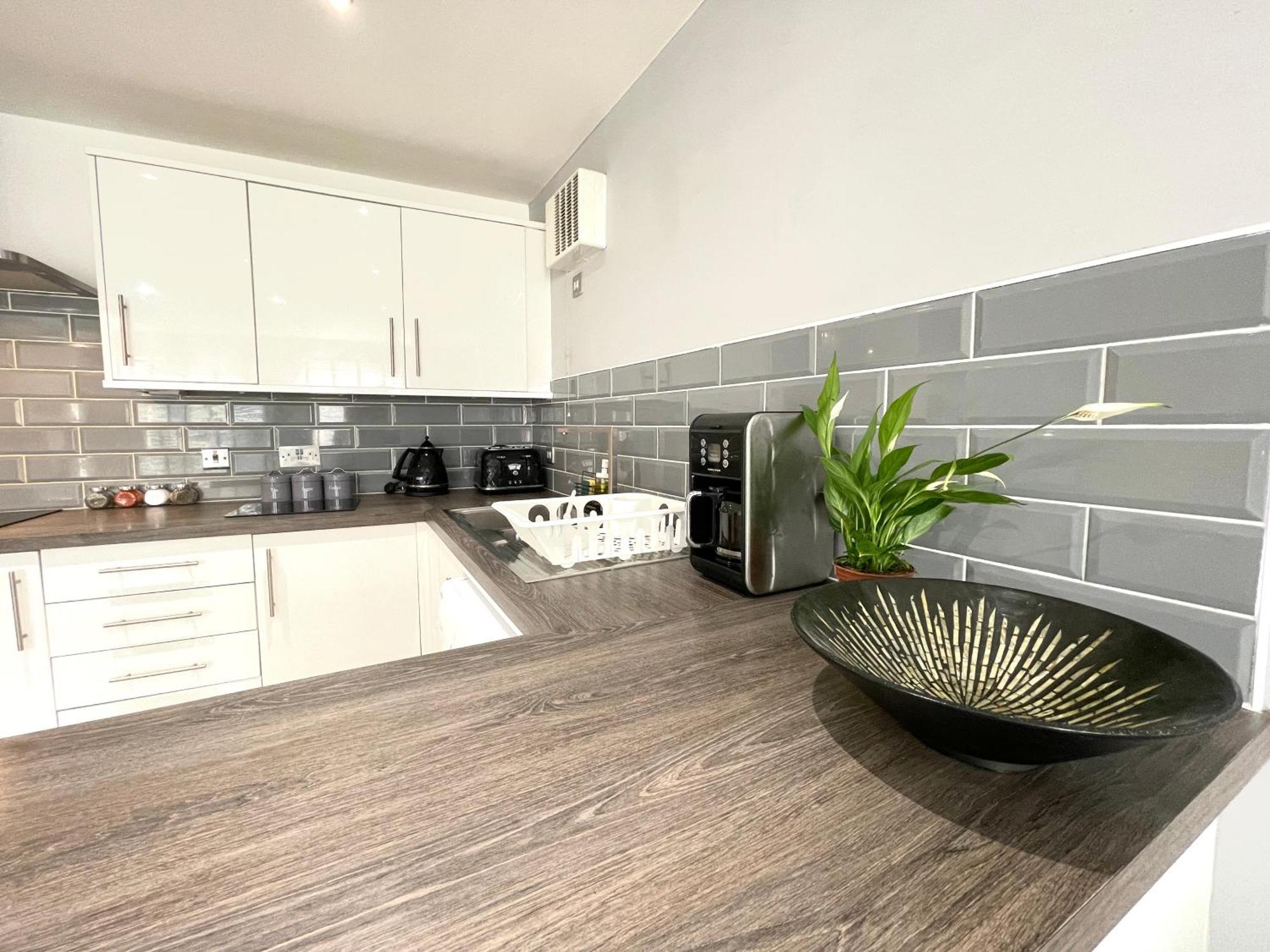 Rnm - Business Professionals Stay, Walsall City Centre, 2 Bedroom With Ensuite And Bathroom, Entire Place, Kitchen & Washroom With Amenities, Smart Tv, Easy Access, Fast Wifi, Parking Nearby, Great Transport Links Екстериор снимка